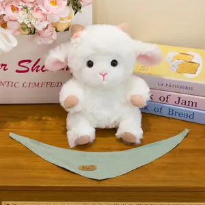 Morbido peluche agnello con bandana verde, simpatico giocattolo imbottito come regalo perfetto