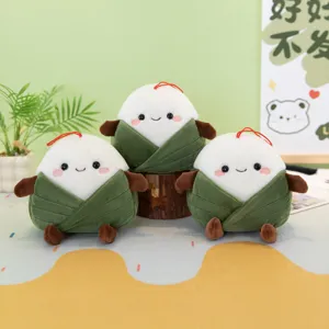 Detalle de peluche Zongzi lindo, suave muñeca de arroz rellena para decoración de festival.