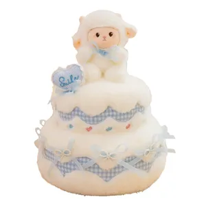 Vue détaillée de la jolie peluche gâteau à deux étages avec un agneau moelleux pour offrir.