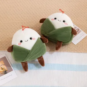 Primer plano de simpáticos peluches zongzi con hoja verde, regalo festivo ideal y perfecto.