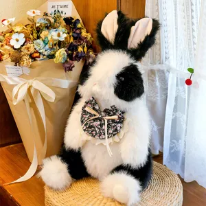 Schattig zwart-wit imitatie konijn pluche speelgoed met bloemenstrik, zachte knuffel voor kinderen.