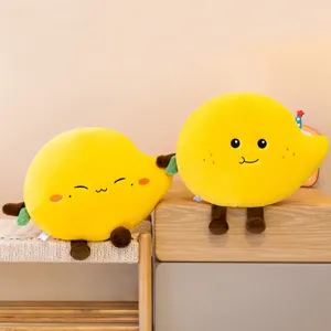 Détail de peluche mignonne en forme de mangue, coussin de fruit doux avec visage souriant.
