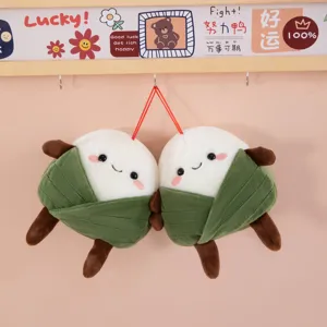 Detalle del peluche zongzi, adorable llavero de bola de arroz y bonita muñeca de recuerdo.