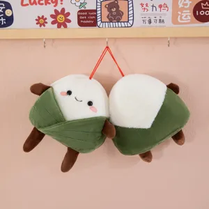 Vista detallada del tierno llavero de peluche zongzi, tela suave y bonito diseño colgante.