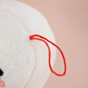 Primer plano detallado del peluche zongzi blanco con tela suave y cordón colgante.