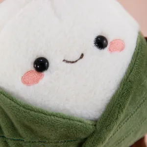 Lindo peluche de zongzi vista detallada, muñeco de peluche suave para regalos festivos y recuerdos.