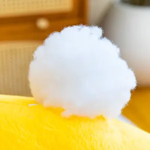 Peluche détail gros plan, coton blanc doux et duveteux et tissu jaune, décoration douillette.