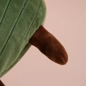 Vista de cerca detallada del tejido de peluche, material verde suave con piezas marrones.