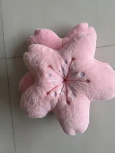 Cuscino in peluche a forma di fiore di ciliegio rosa dettaglio per sedia da ufficio