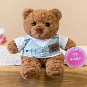 Primo piano sui dettagli dell'orso di peluche marrone con gilet alla moda e maglietta.