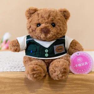 Simpatico orsacchiotto di peluche marrone con gilet verde, morbido giocattolo per bambini.