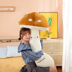 Vue détaillée d'un coussin en peluche champignon douillet dans la chambre, texture douce.