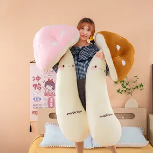 Oreiller en peluche de corps de champignon mignon, coussin long pour chambre de fille.