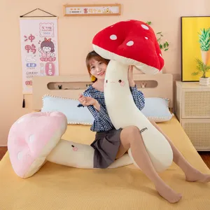 Joli coussin long en peluche de champignon pour dormir dans la chambre et soutien des jambes.