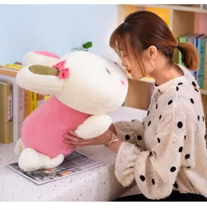 Simpatico coniglio di peluche rosa e bianco, morbida bambola di coniglio dormiente per regalo dettaglio.