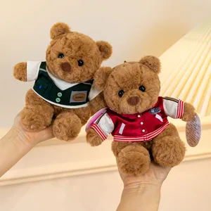 Vista dettagliata di simpatici orsacchiotti di peluche con giacche, decorazione morbida.