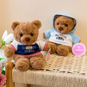 Primo piano del simpatico orsacchiotto di peluche con felpa da baseball, grazioso.