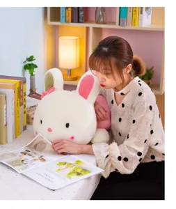 Simpatico peluche a forma di coniglio bianco, cuscino morbido per bambini e decorazione.