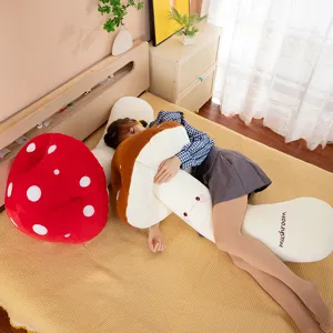 Détail de scène de coussin de corps champignon, joli coussin en peluche pour dormir sur le côté.