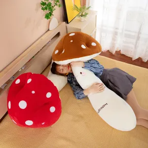 Coussin long mignon en forme de champignon pour dormir sur le côté détail de peluche.