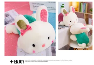 Dettaglio coniglietto di peluche, morbido cuscino animale con orecchie a pois e fiocco decorativo.