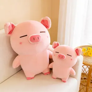 Niedliches weiches rosa stehendes Schwein Plueschspielzeug Detail Szene auf Sofa flauschig.
