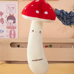 Vue detaillee de oreiller de corps en peluche longue champignon, coussin rouge mignon chambre.