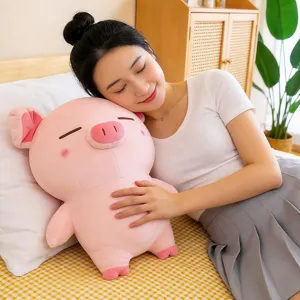 Rosa Plüschschwein Kissen Detail, weiches Schlaftyp und gemütliches Schlafzimmerszenario.