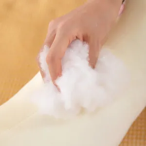 Vue detaillee du remplissage de coussin en peluche, materiau doux pour un confort optimal.