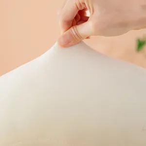 Detail de tissu peluche doux de long oreiller de corps, texture blanc creme vue de pres elastique.