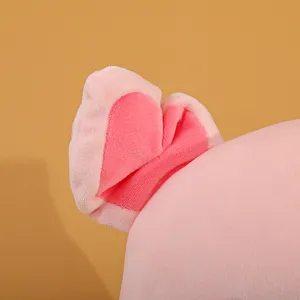 Nahaufnahme des weichen rosa Plüschtierohrs, das feine Textur und saubere Nähte zeigt.