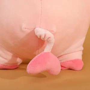 Nahaufnahme eines niedlichen rosa Plüschschweins mit bezauberndem herzförmig geschwungenem Schwanz.