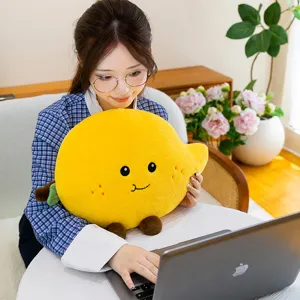 Vue détaillée de la jolie peluche mangue dans un décor de pièce chaleureux et doux.