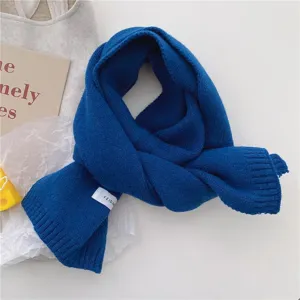 Détail de l'écharpe en tricot bleu Klein, accessoire chaud d'hiver doux pour hommes et femmes.