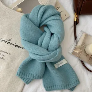 Écharpe en tricot douillette de couleur bleu classique, douce et chaude pour l'hiver.