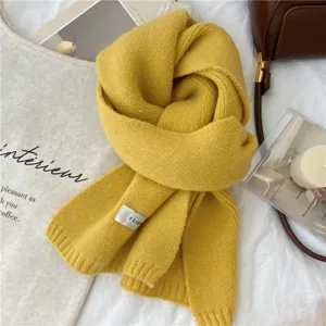 Écharpe d'hiver en tricot jaune pour femmes et hommes, accessoire chaud et confortable.