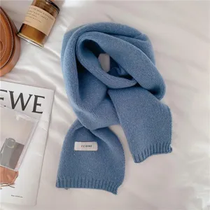 Écharpe d'hiver en tricot bleu classique, matière douce et chaude pour un style quotidien.