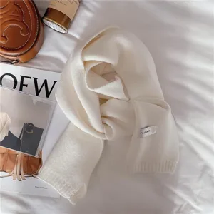 Détail écharpe en tricot blanc, accessoire chaud d'hiver douillet, texture douce