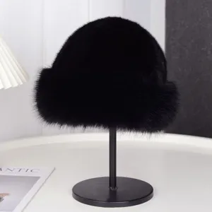 Vue de detail du chapeau seau en fausse fourrure noire, epaisse peluche chaude hiver.