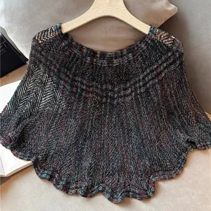 Kleurrijke ijszijde gebreide zonnekap, opengewerkt sjaal poncho detail voor de zomer.