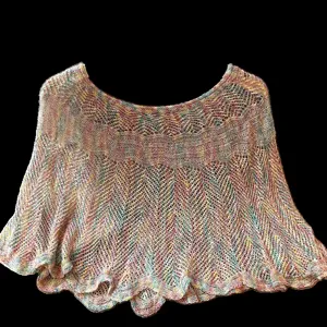 Kleurrijke ijszijde gebreide sjaal detail, uitgehold ontwerp, zomer zonbescherming poncho.