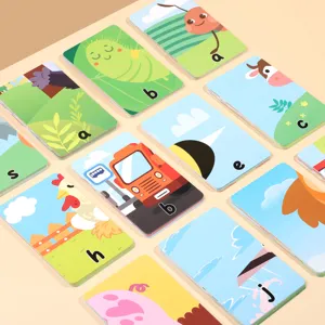 Nahaufnahme von englischen Lernkarten für Kinder mit süßen Cartoons und Buchstabenmotiven.