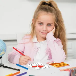 Detailaufnahme eines jungen Mädchens beim Lernen mit englischen Lernkarten am Schreibtisch.
