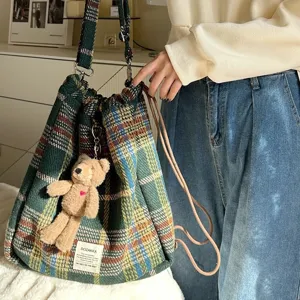 Sac à Dos à Cordon en Tissu Laine Carreaux Style Collégien Coréen Sac Bandoulière Grande Capacité avec Pendentif Peluche pour Femmes