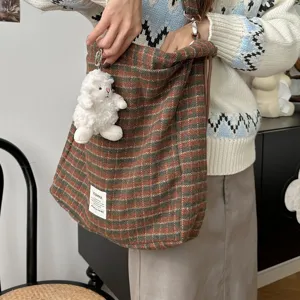 Sac à bandoulière en laine à carreaux rétro coréen avec un joli pendentif mouton doux.