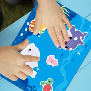 Dieren stickerboek oceaan voor kinderen interactieve speelset met leuke zeedier details.