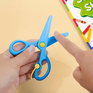 Detailaufnahme von Kindersicherheitschere, Plastik Trainingsschere für kreatives Basteln.
