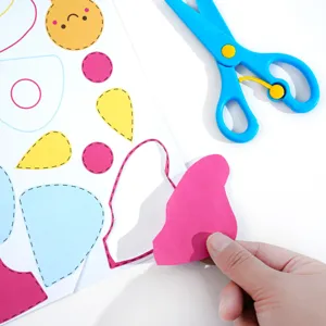 Set di bricolage per ritaglio carta per bambini con forbici sicure e fogli colorati.