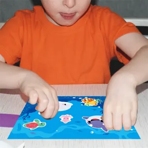 Kinderen oceaan dier stickerboek voor creatief spel, leuk educatief speelgoed.