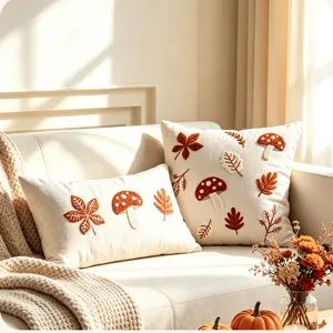 Gemütlicher Kissenbezug mit herbstlicher Stickerei, Pilzen und Blättern für die Sofa-Deko.
